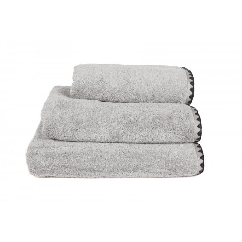 Asciugamano grigio chiaro doccia